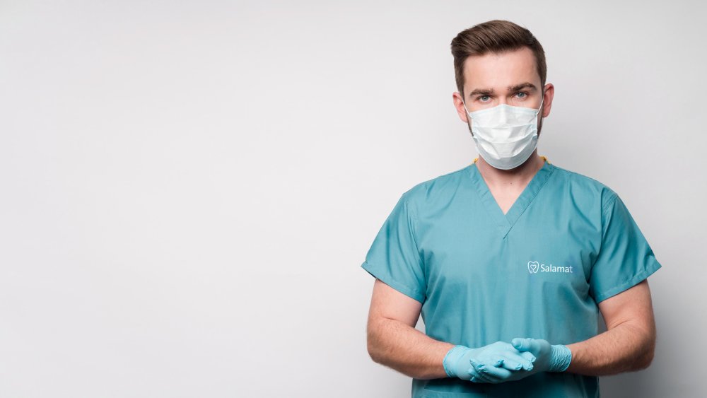 Врач в медицинской маске арт