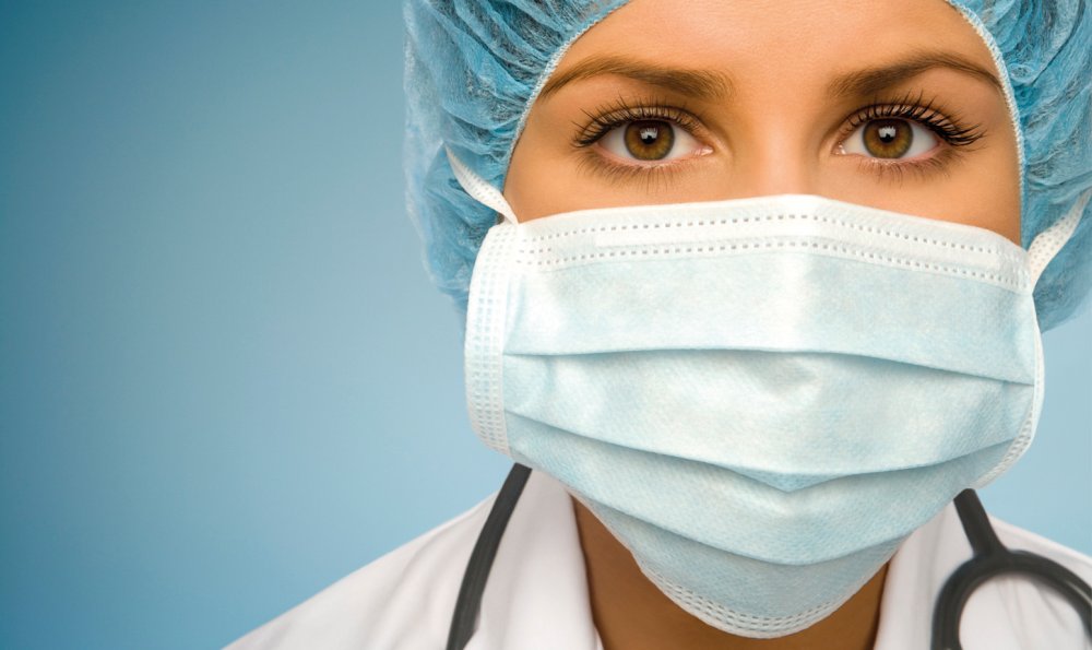 Медик в шапочке и маске