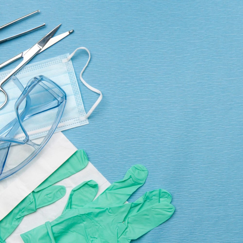 Веселый человек в маске медицинской