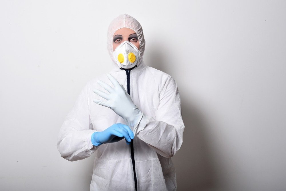 Врач надевает перчатки