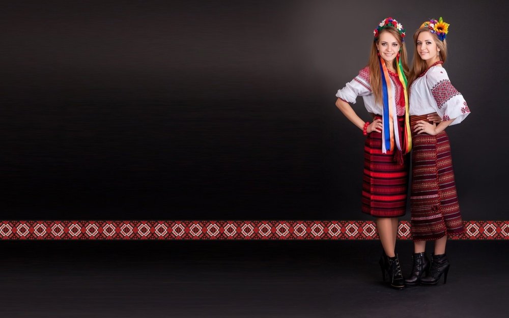 Украинский костюм на фоне