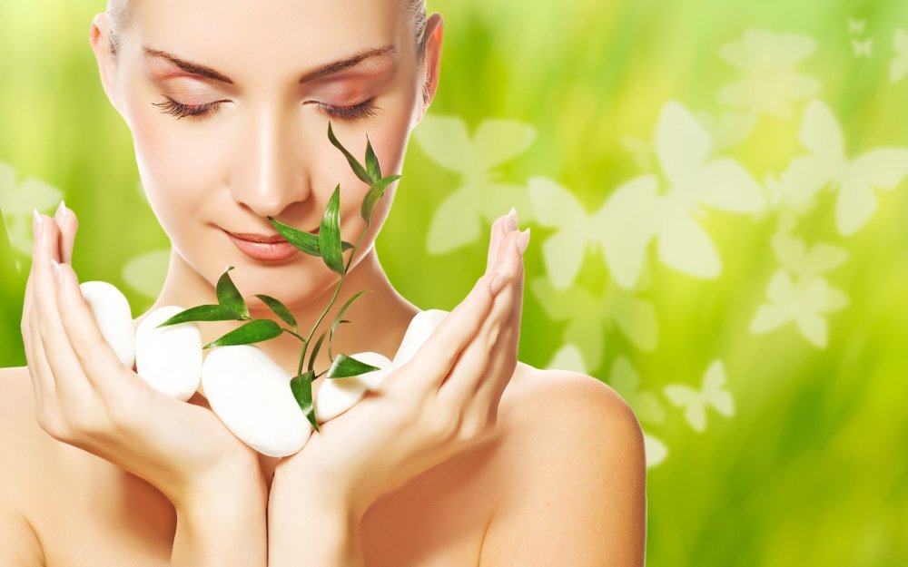 Красивая девушка косметология