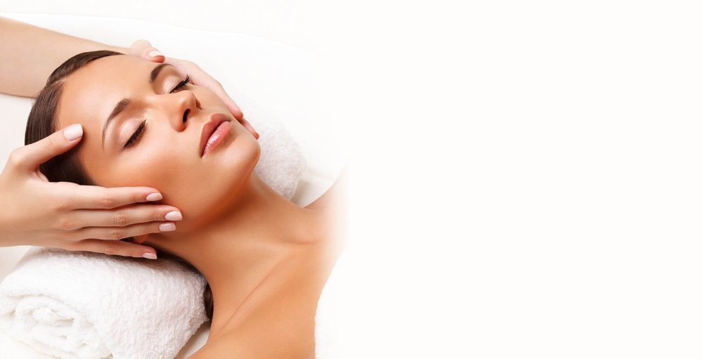 Косметолог на белом фоне