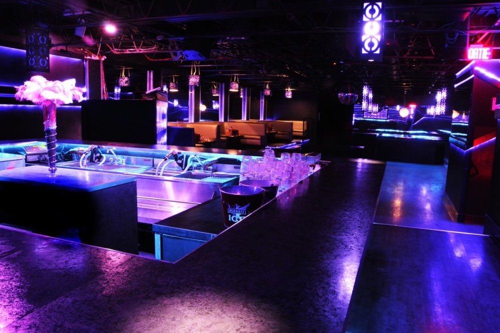 Вечеринка в клубе без людей