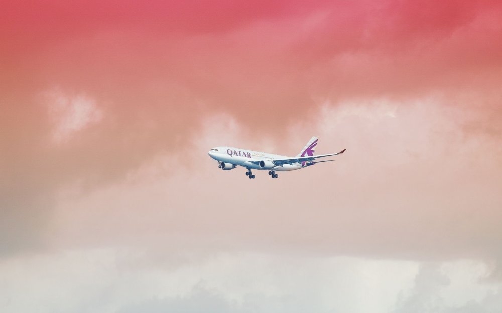 Самолет на розовом фоне