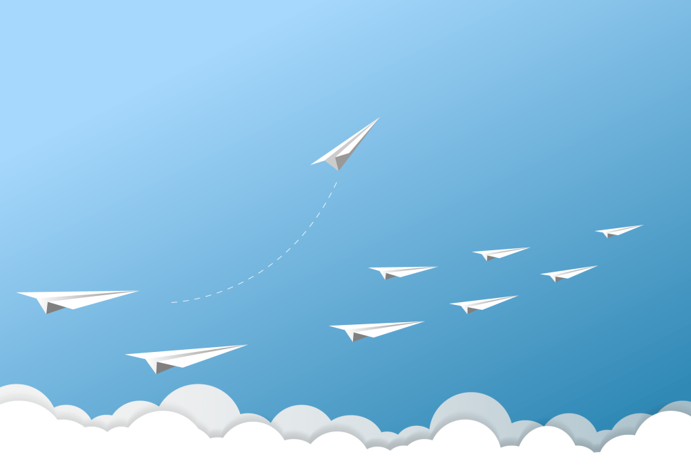 Бумажный самолетик в небе