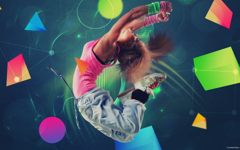 Яркая девушка танцует