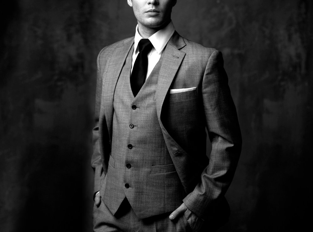 Галстук на черном фоне