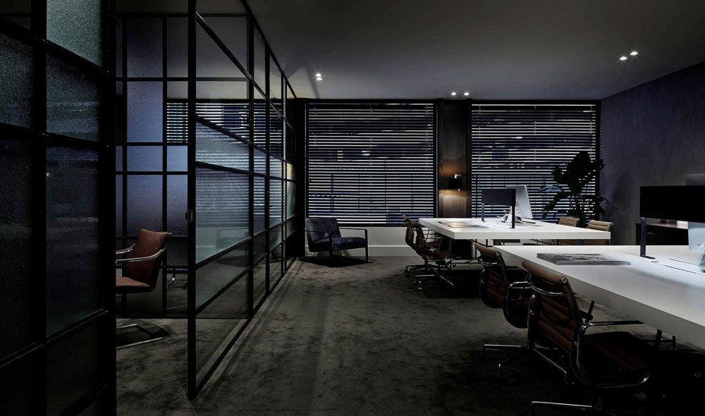 Тёмный интерьер офиса