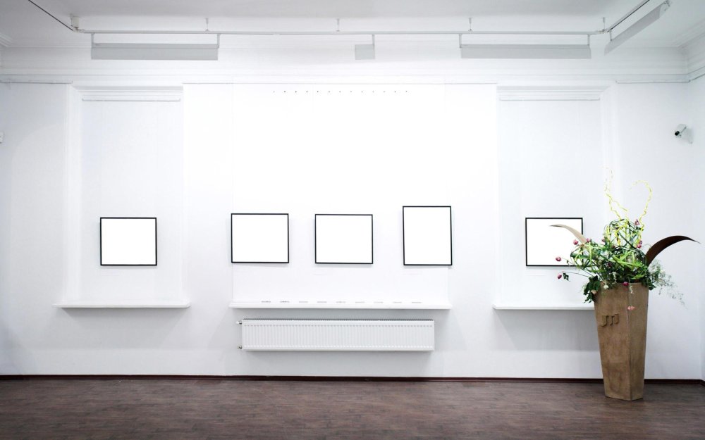 Пустая белая стена