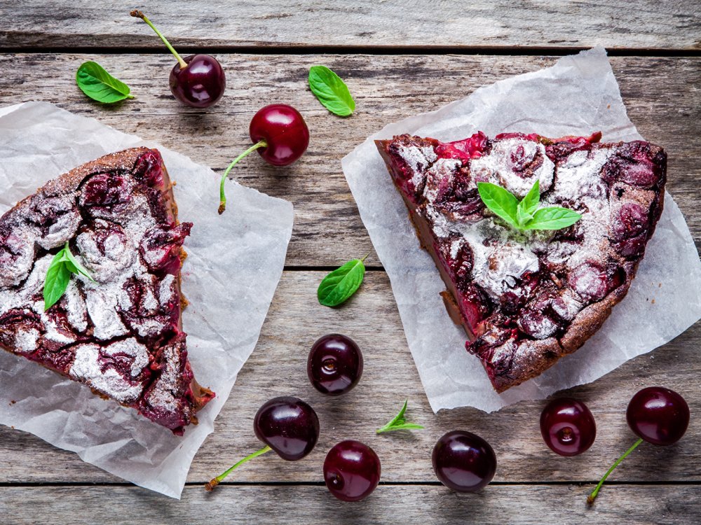 Сладости на столе вид сверху