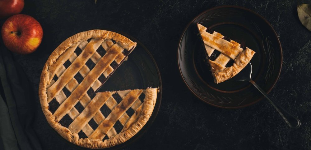 Пироги на черном фоне вид сверху