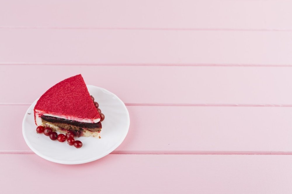 Кусок торта розовый