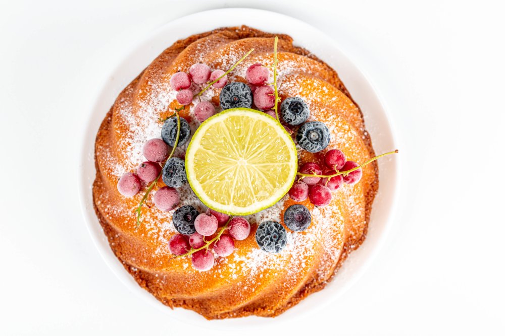 Выпечка на тарелке вид сверху