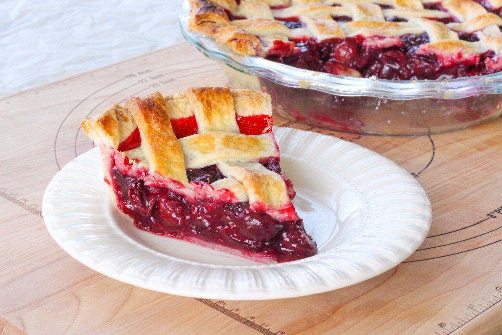 Кусок пирога с вишней