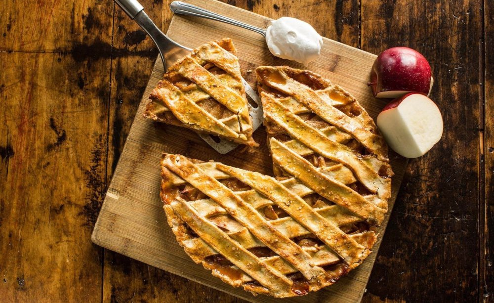 Пирог на деревянном фоне