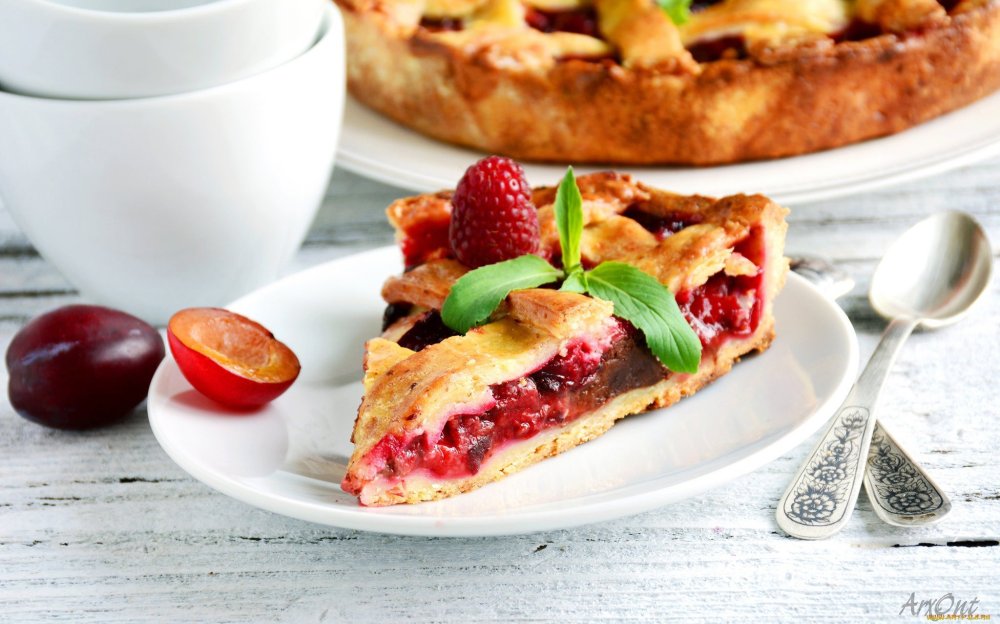 Кусок пирога на тарелке