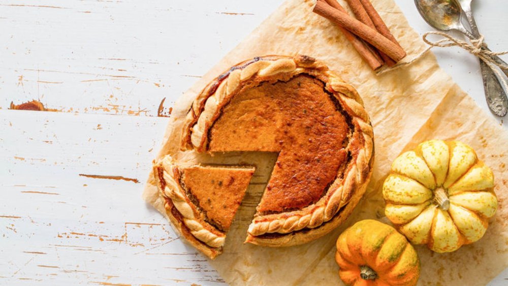 Пирог на деревянном фоне