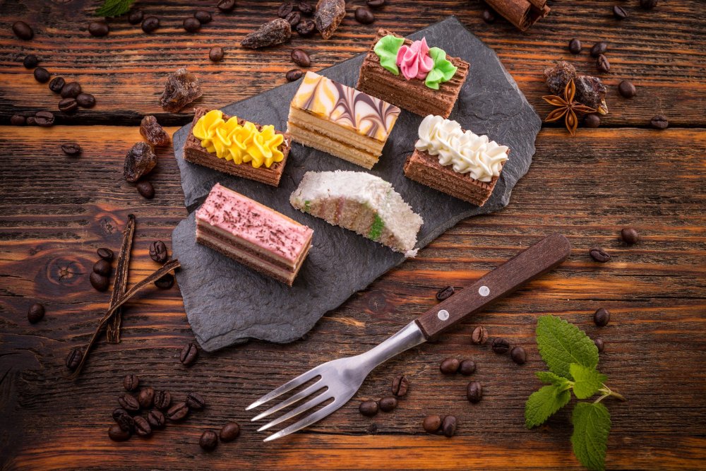 Пирожные на деревянном фоне