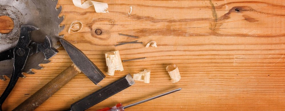 Инструменты на деревянном фоне