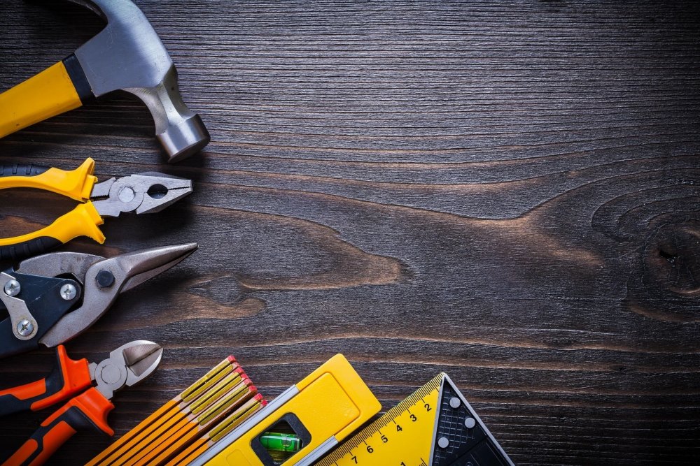 Столярные инструменты на белом фоне