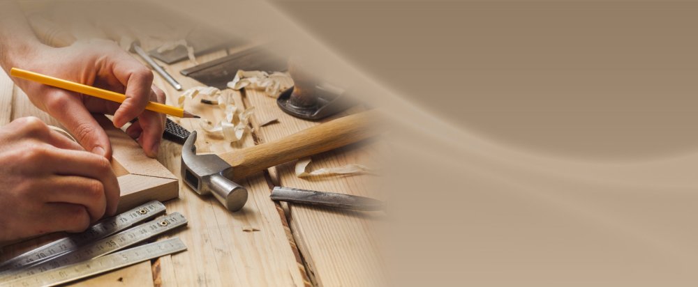 Столярные инструменты на деревянном фоне