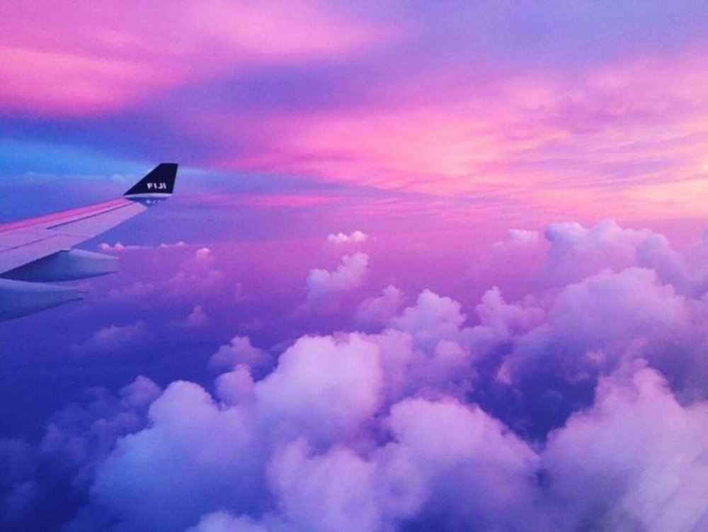Самолет в розовых облаках