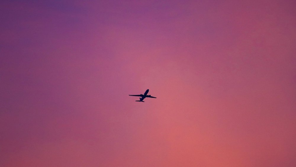 Самолет над городом