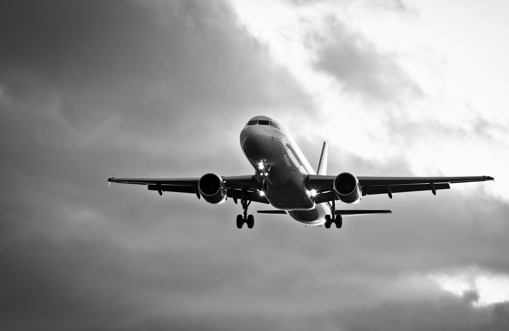 Самолет в небе закат