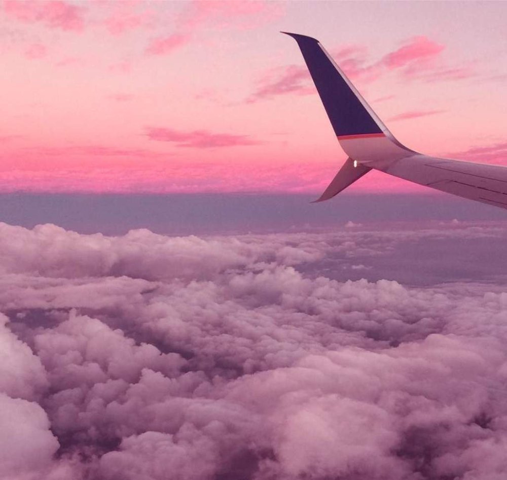 Самолет в розовом небе