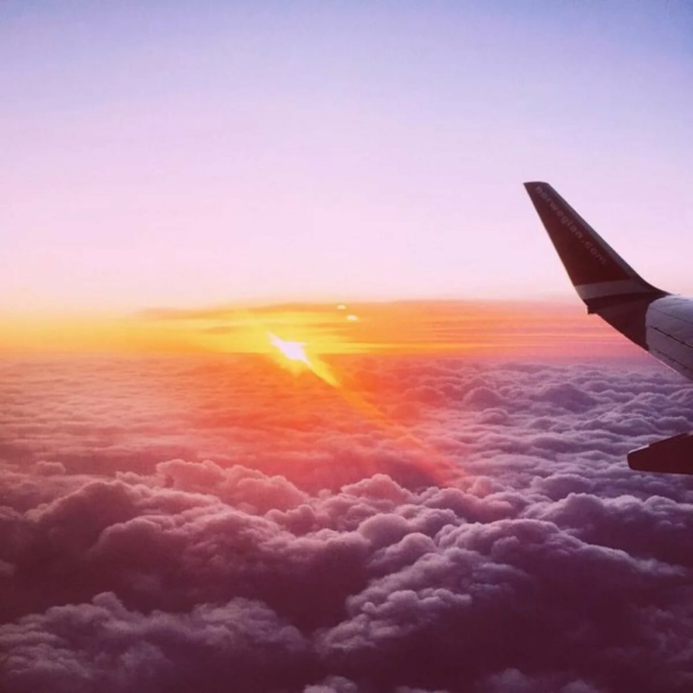 Самолет улетает в закат