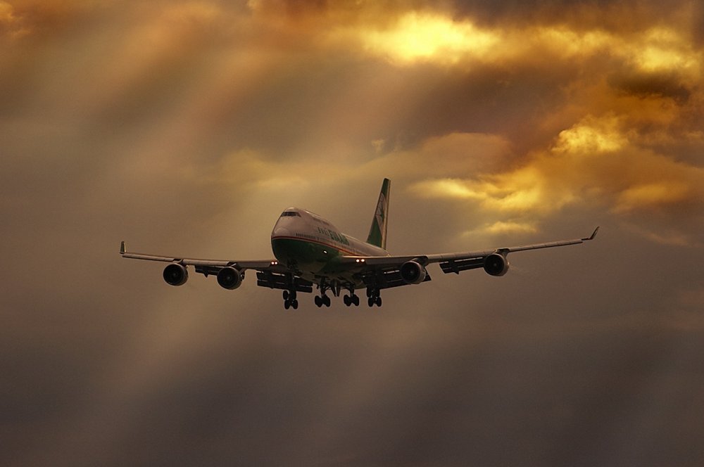 Самолет в розовых облаках