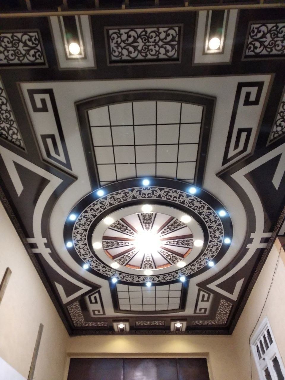 Туникафон потолок дарвозахона