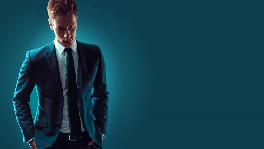 Парень в костюме