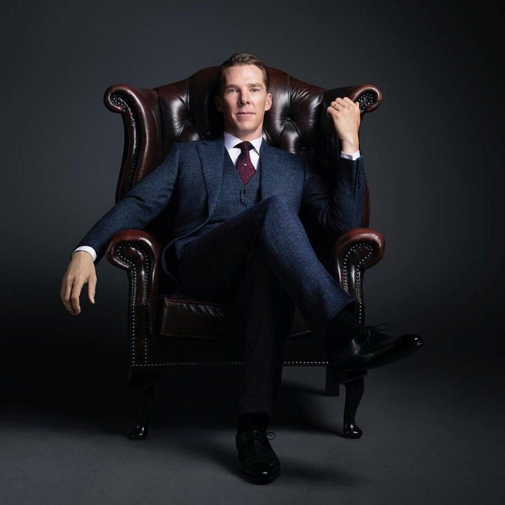 Бенедикт Камбербэтч Шерлок сидит в кресле