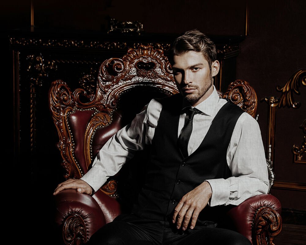 Мужчина в кресле в костюме