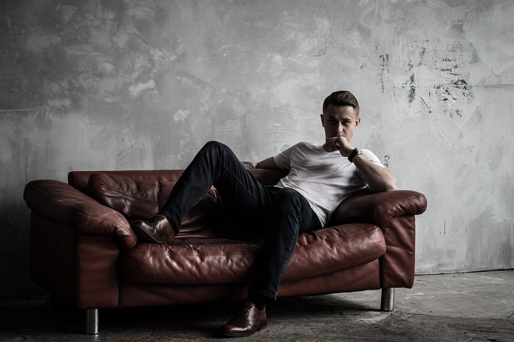 Человек на диване