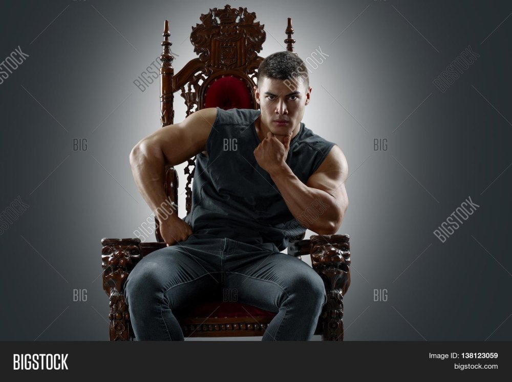 Парень сидит на троне