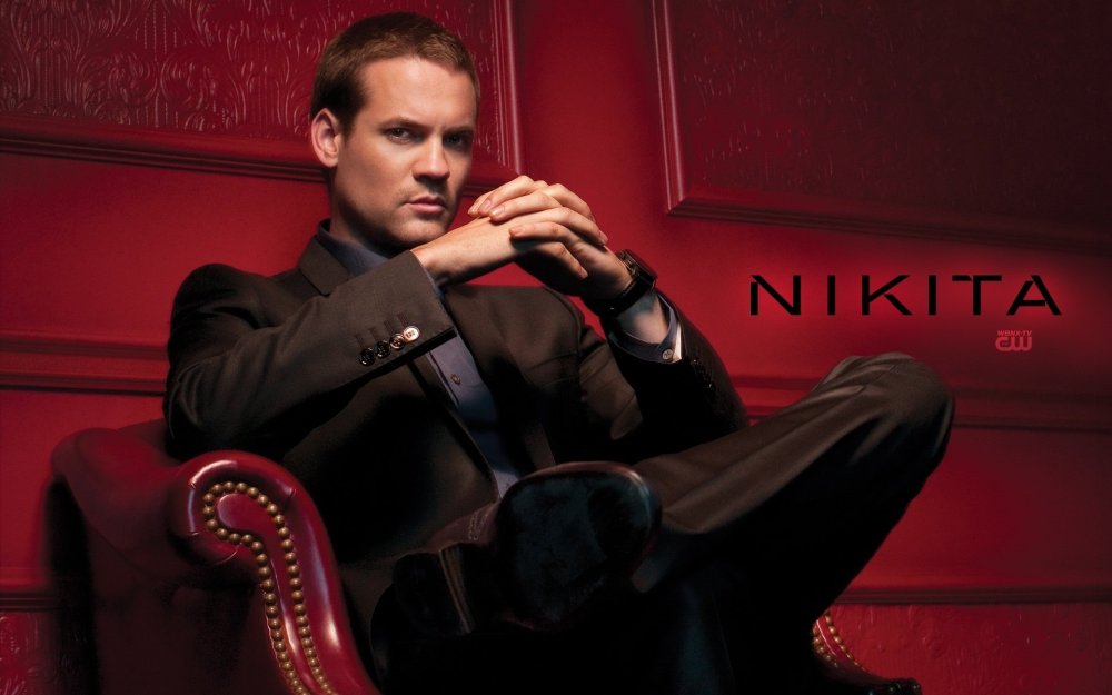 Бизнесмен в кресле с сигарой