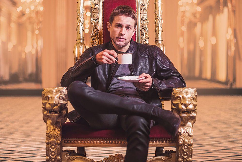 Актер Чарли Ханнэм трон