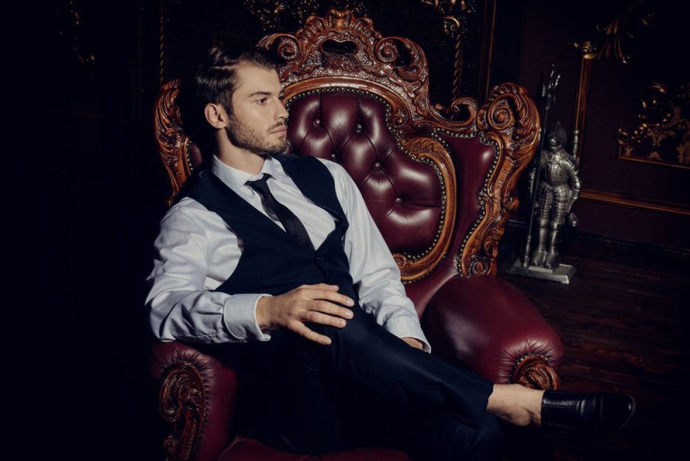 Богатый мужчина в кресле