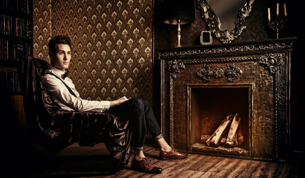 Мужчина в кресле у камина