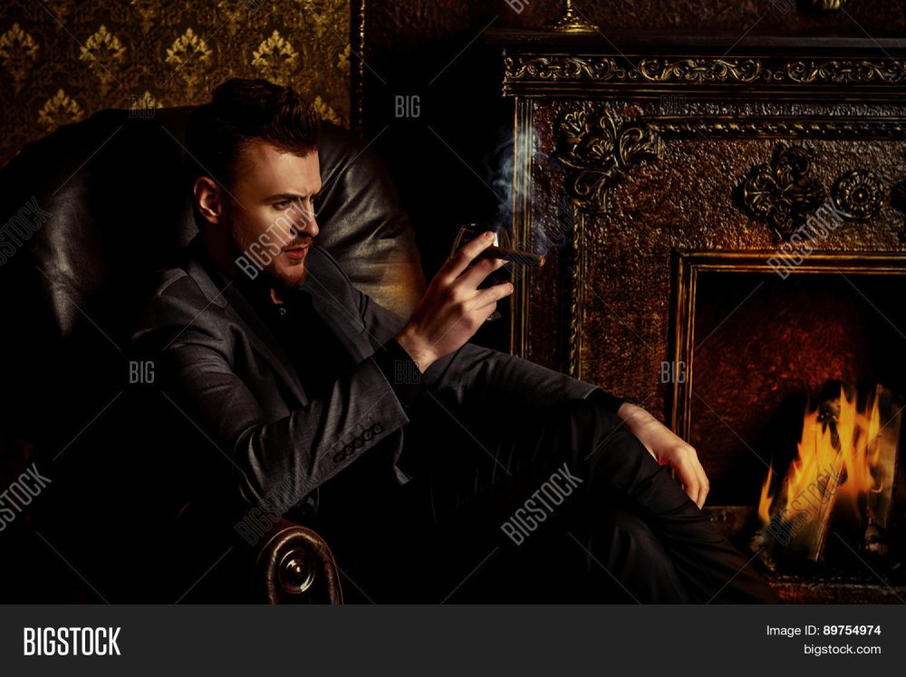 Мужчина в кресле у камина