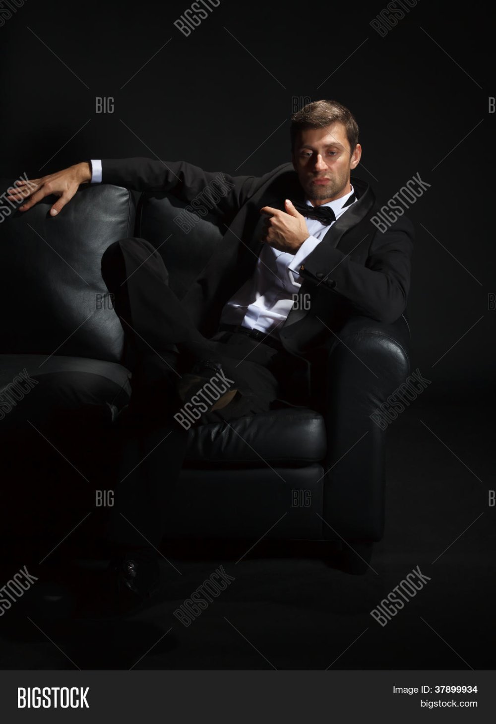 Мужчина в кожаном кресле