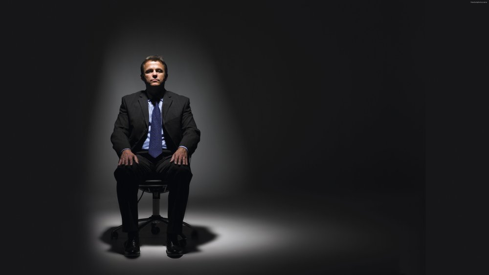 Человек на однотонном фоне