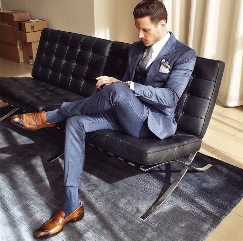 Мужчина в костюме сидит