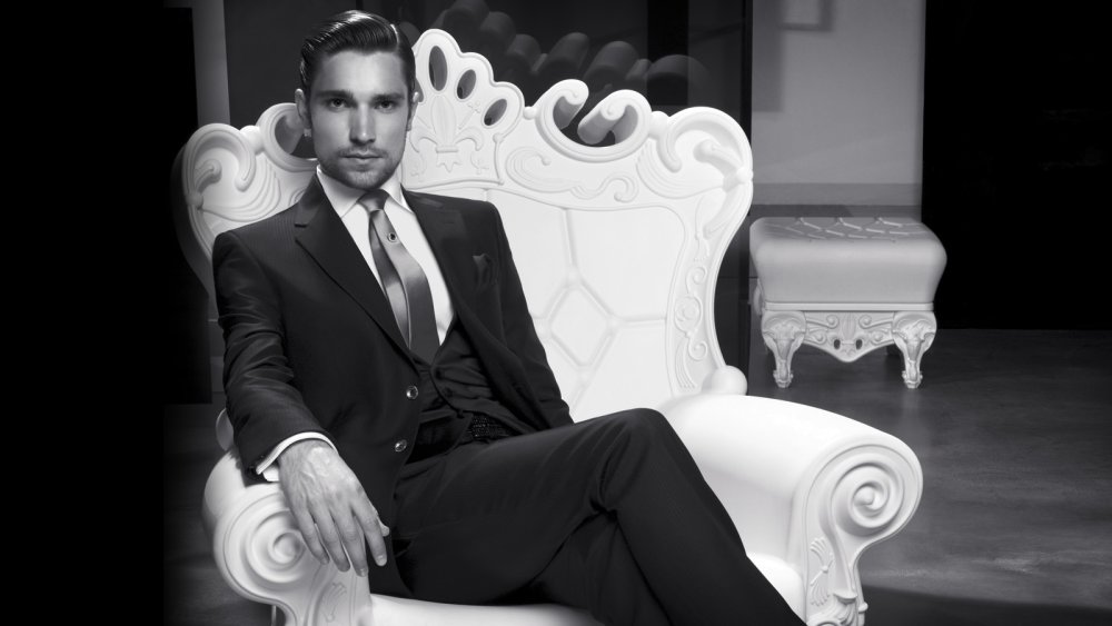 Мужчина на стуле в рубашке