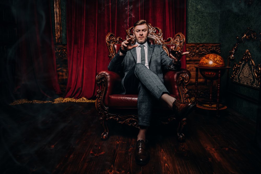 Мужчина в роскошном кресле с сигарой