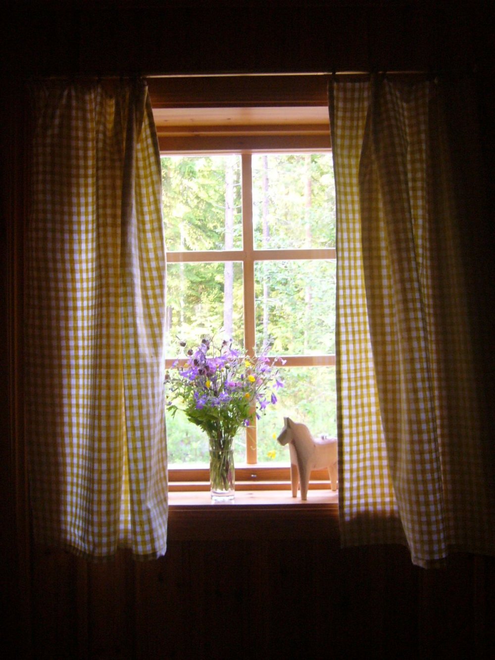 Окно со шторами на белом фоне