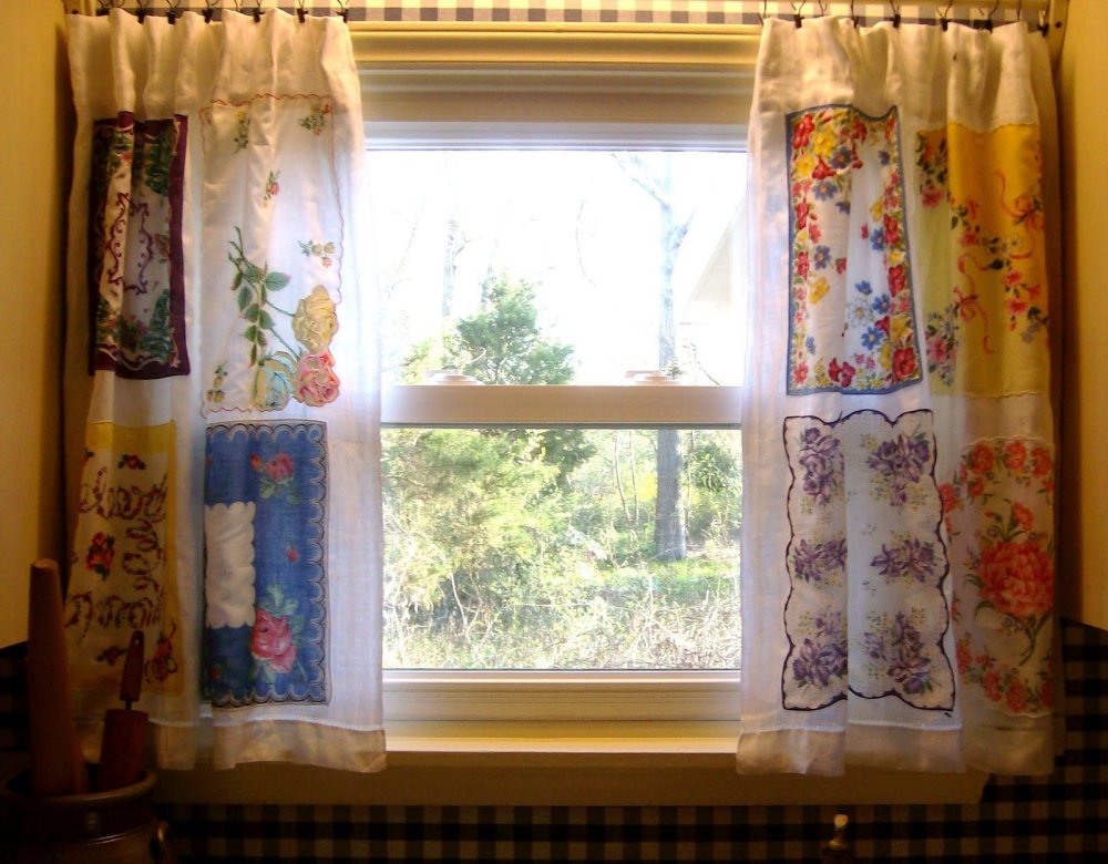 Окно с занавесками вид снаружи